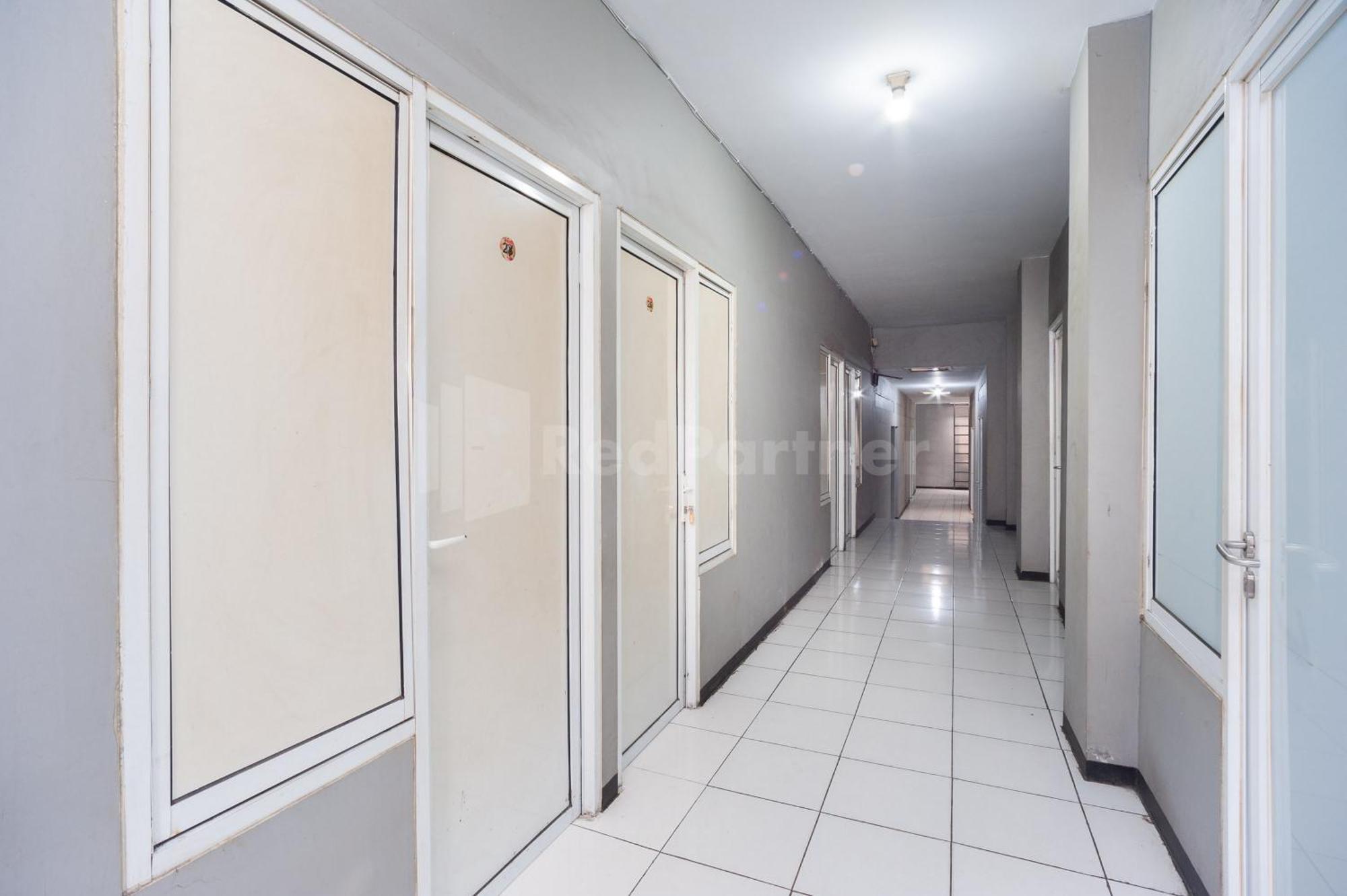 J&B Rooms Pramuka Jakarta Mitra Reddoorz Bagian luar foto